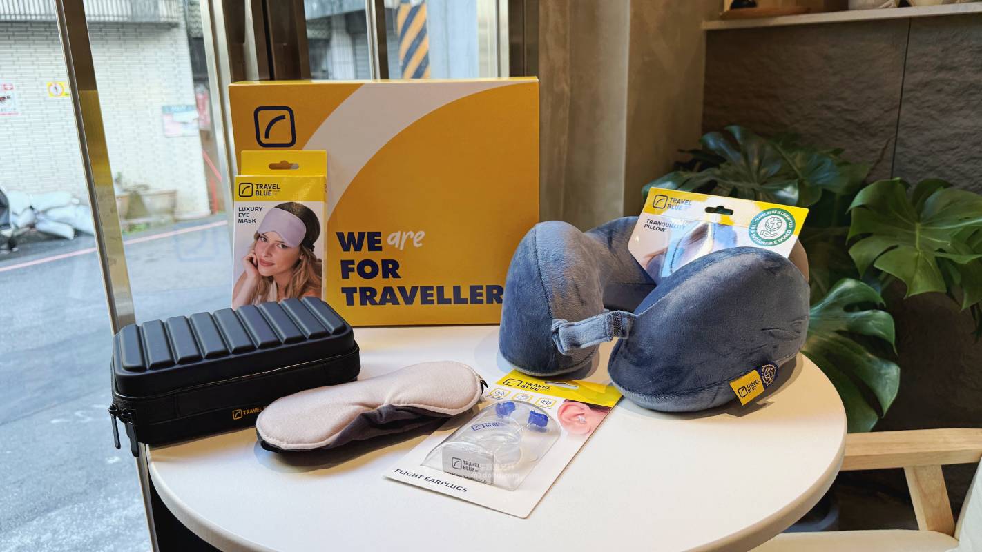 出國旅遊必備好物 Travel Blue 藍旅 旅途有型禮盒開箱 寧靜頸枕 親膚烤漆斜背包 全套舒眠配件 時尚舒適好物推薦