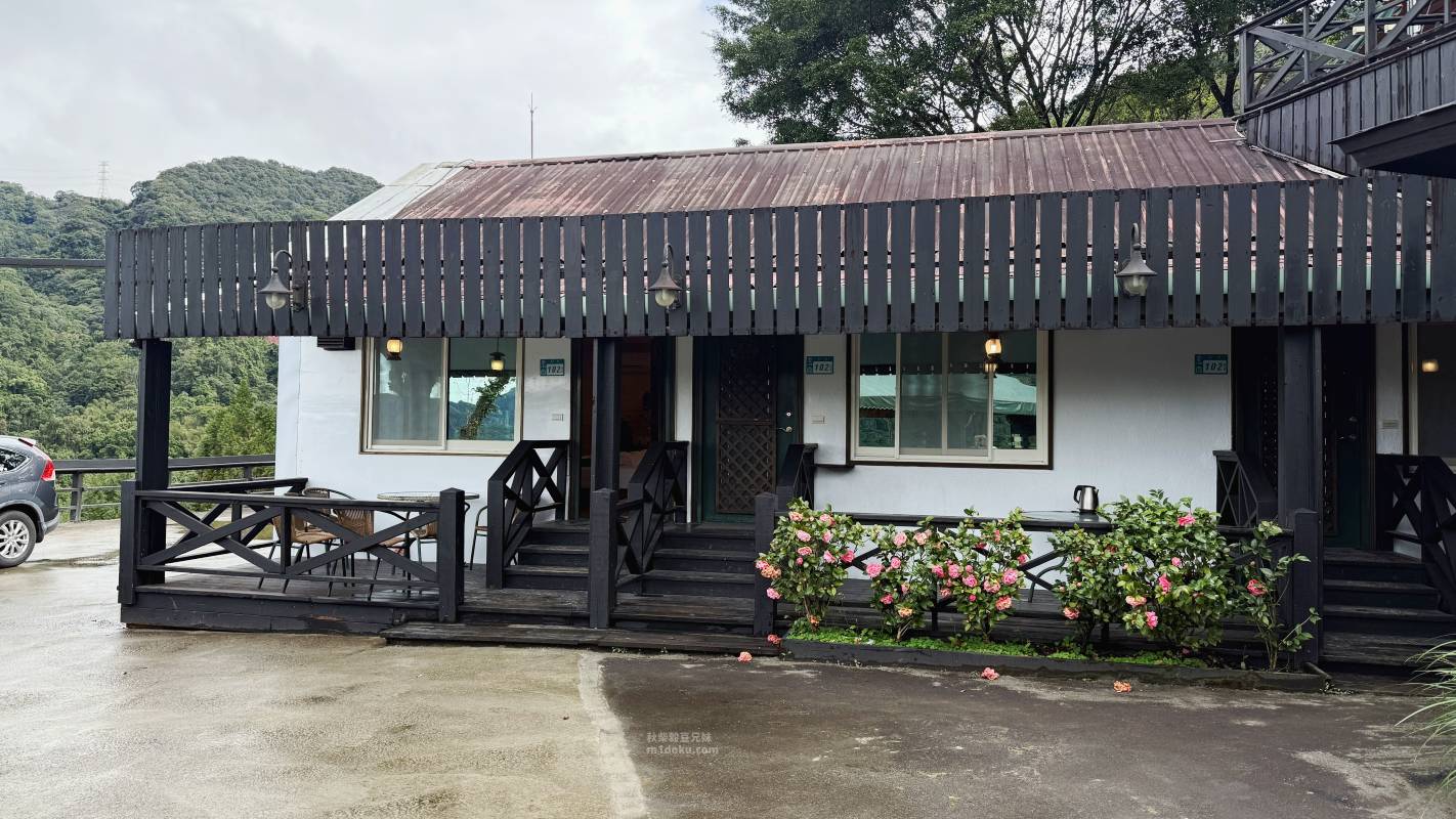 新北寵物友善住宿推薦 花岩山林民宿 小木屋｜山林住宿 炭火烤肉 櫻花林