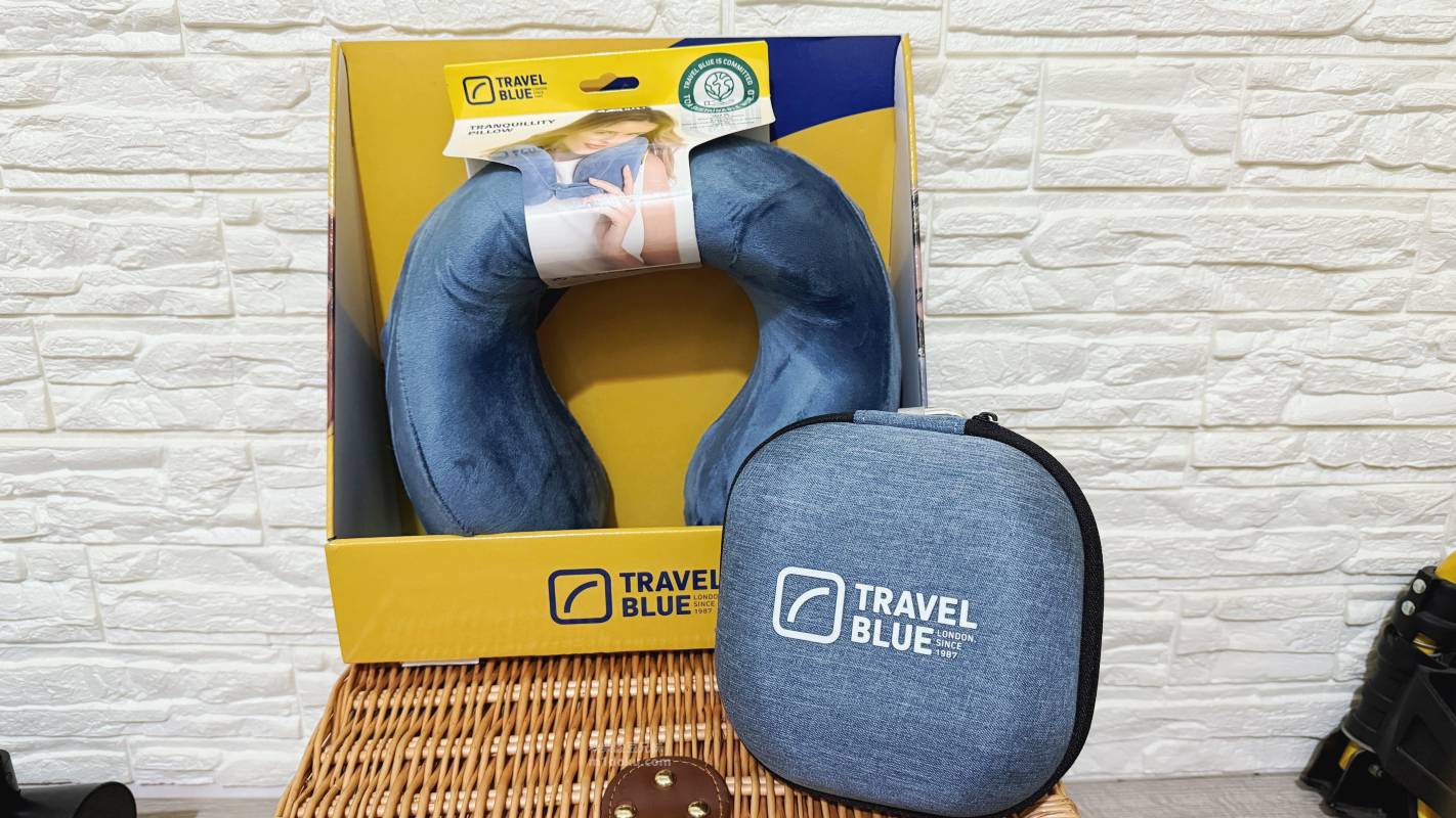 【旅行好物開箱】 Travel Blue 藍旅 寧靜頸枕同色套組｜記憶棉支撐+收納盒設計 飛機、坐車也能睡好