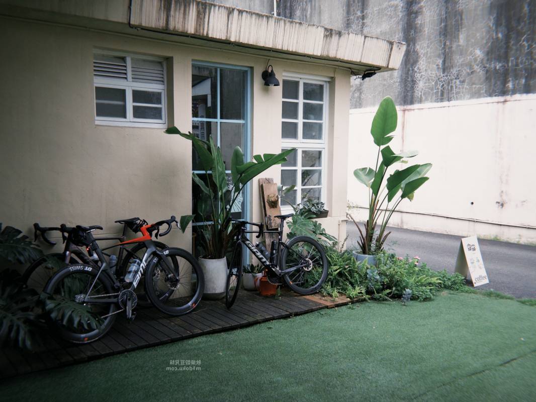 宜蘭 三星 露露咖啡 Lulü Coffee｜寵物友善 舊宿舍改建 清新老宅文青咖啡廳 炸蝦飯糰人氣必點 精緻下午茶甜點 免費停車場